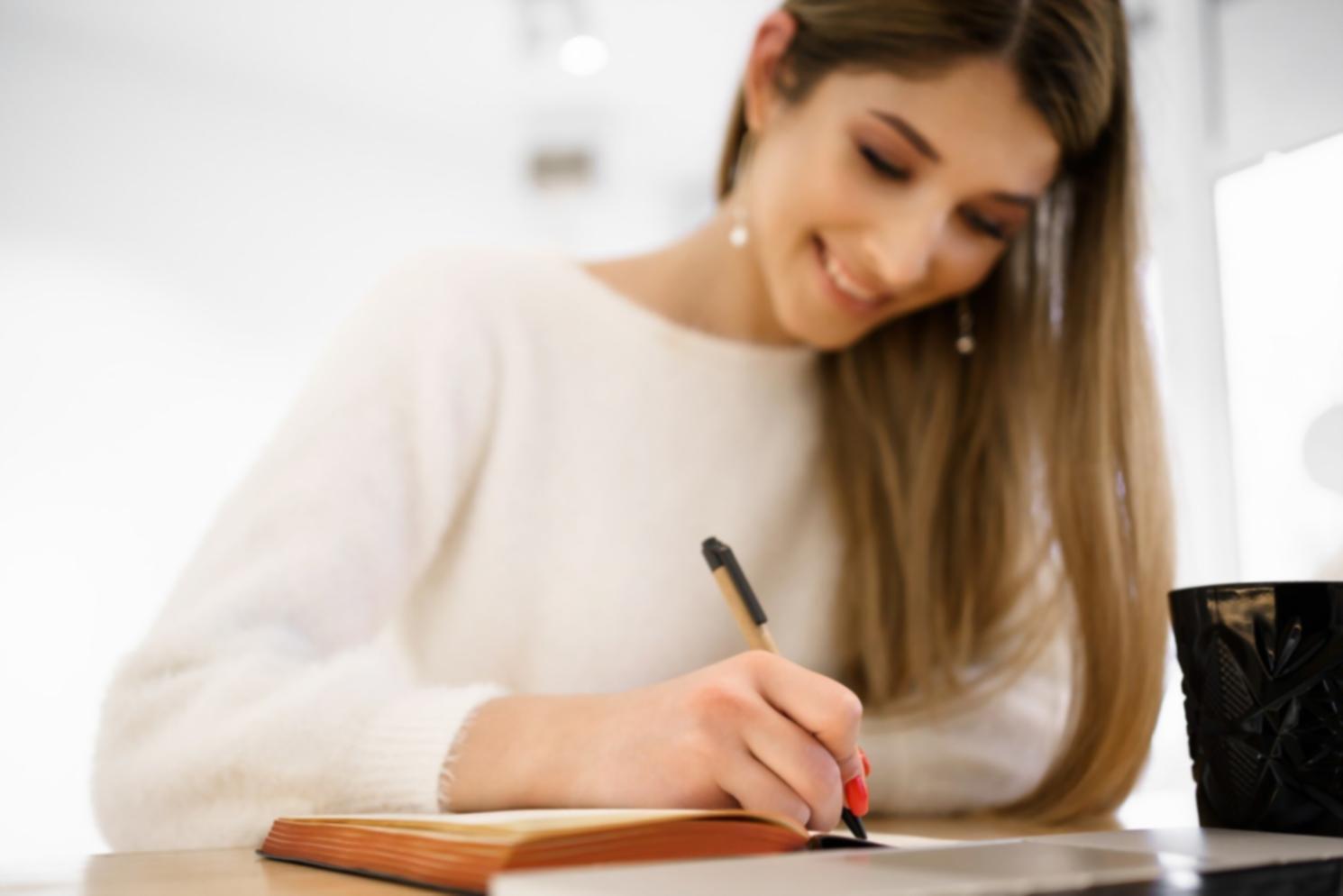 Profesionales analizando estrategias de marketing empresarial